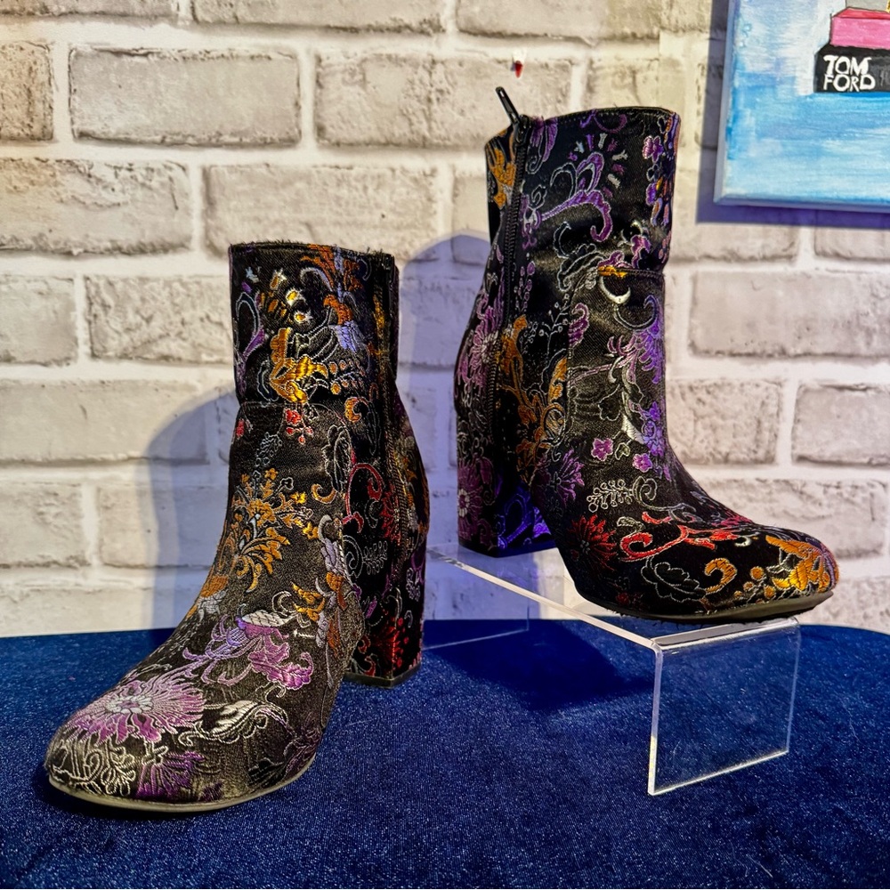 EUC Women’s Boho Embroidered boots size 8.5 Brash